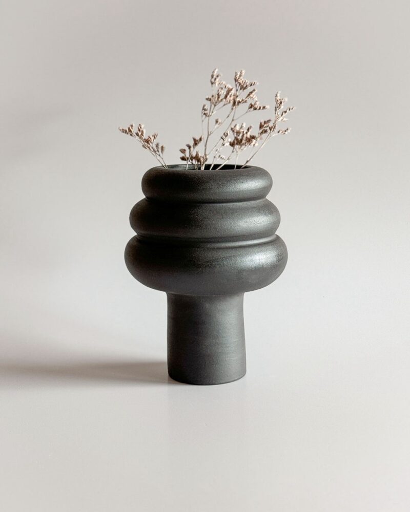 Handgemachte Tree Vase aus schwarzem Steinzeugton für Blumen und Trockenblumen. Unglasiert für eine natürliche Optik.