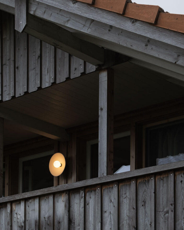 Keramik Wandlampe Rhea aus natürlichem Ton mit opaker Porzellanglühbirne - Harmonische Atmosphäre mit Akzentlicht