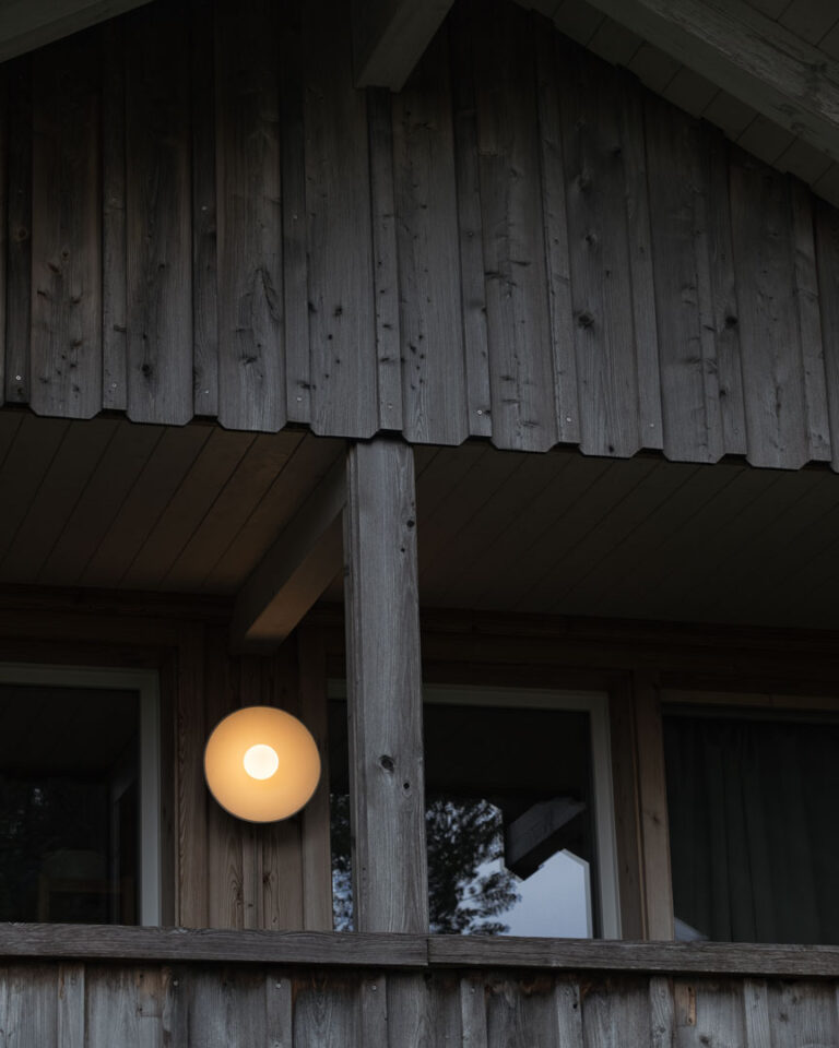 Keramik Wandlampe Rhea aus natürlichem Ton mit opaker Porzellanglühbirne