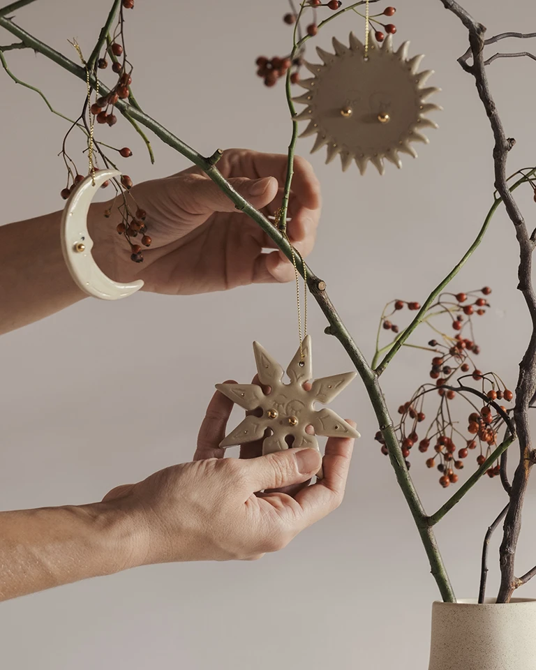 Handgemachte Keramik-Anhänger Sonne, Mond und Stern mit Echtgold-Verzierung, ideal für festliche Weihnachtsdekoration und als besondere Geschenke.